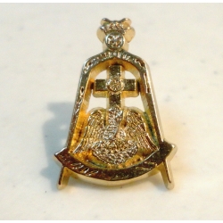 pin-caballero-rosacruz-dorado